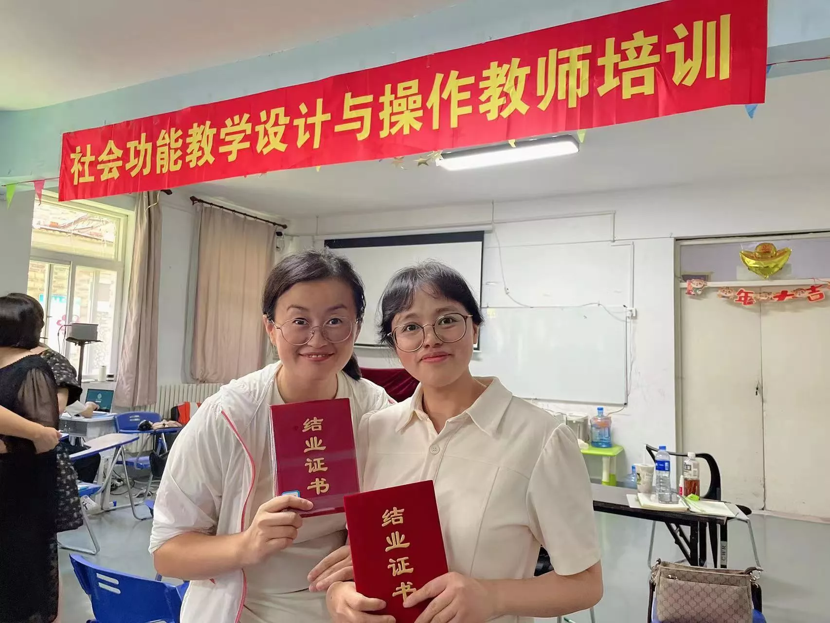 燕子老师与灵子老师合照