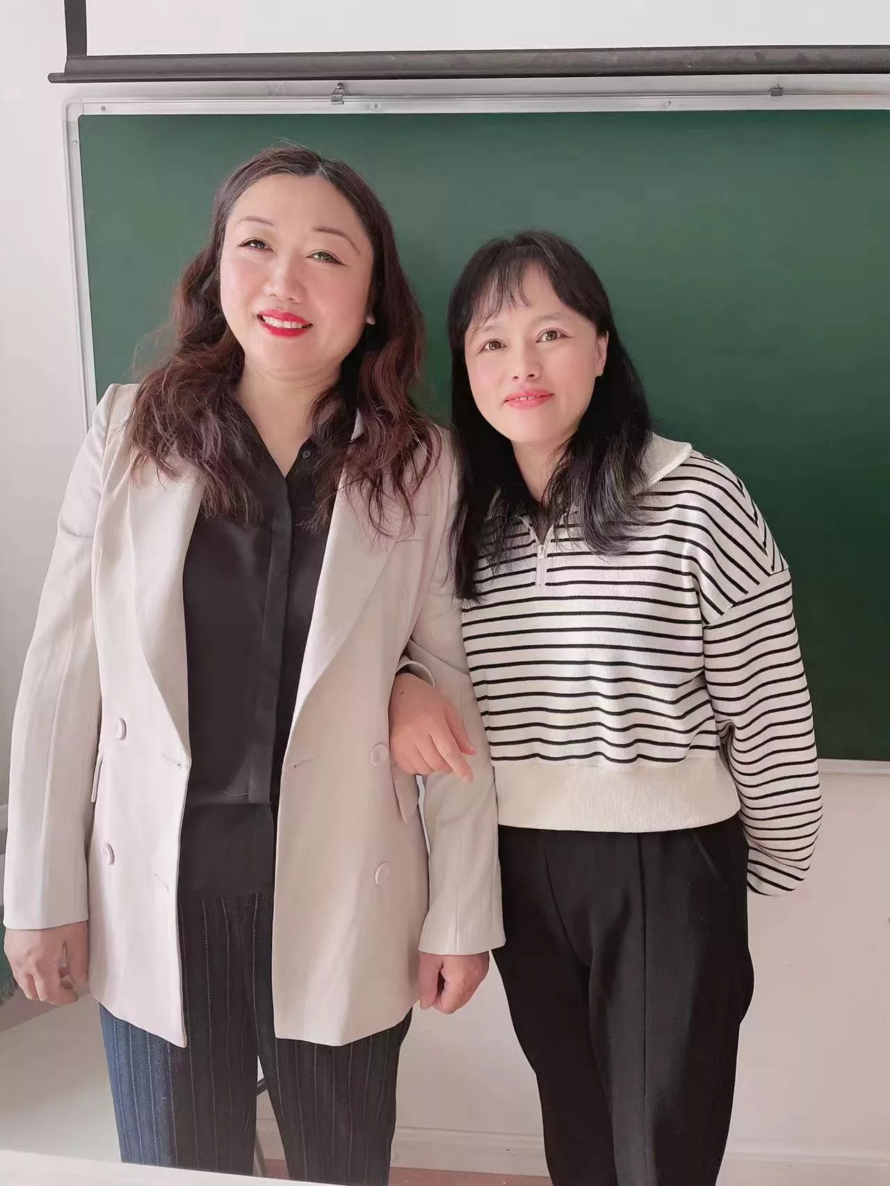 燕子老师与天津筑梦朱莉老师合照